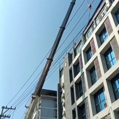 搭建舞台设施需要租用吊车来协助搭建